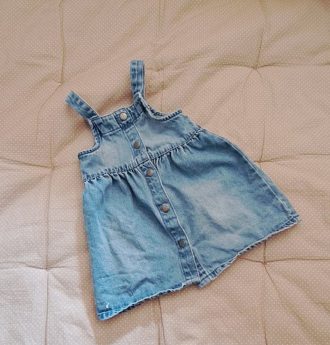 Süßes Jeanskleidchen mit Knopfleiste